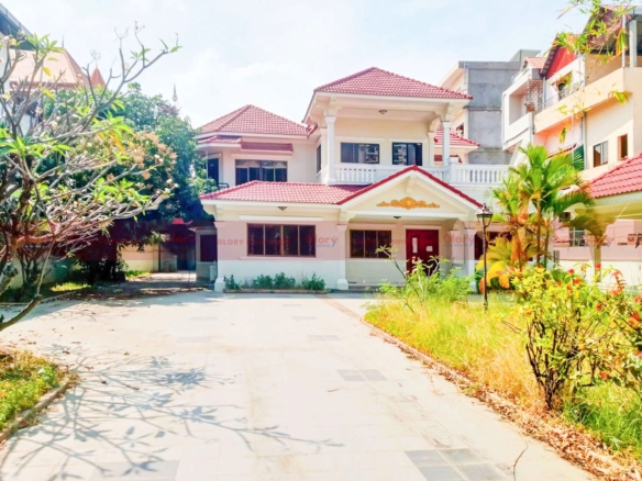 Villa With Large Yard And Greenery Plants For Rent - Boeng Tompun 8 Villa With Large Yard And Greenery Plants For Rent - Boeng Tompun