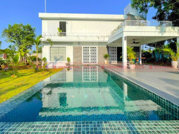 Modern Style Villa With Beautiful Large Garden And Pool For Sale 62 Modern Style Villa With Beautiful Large Garden And Pool For Sale