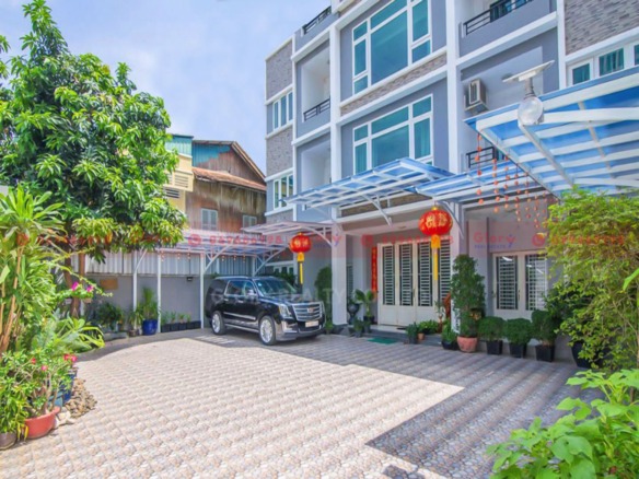 Stunning 11-Bedroom Villa With 3 Office Rooms For Lease In Bkk Area 6 Stunning 11-Bedroom Villa With 3 Office Rooms For Lease In Bkk Area